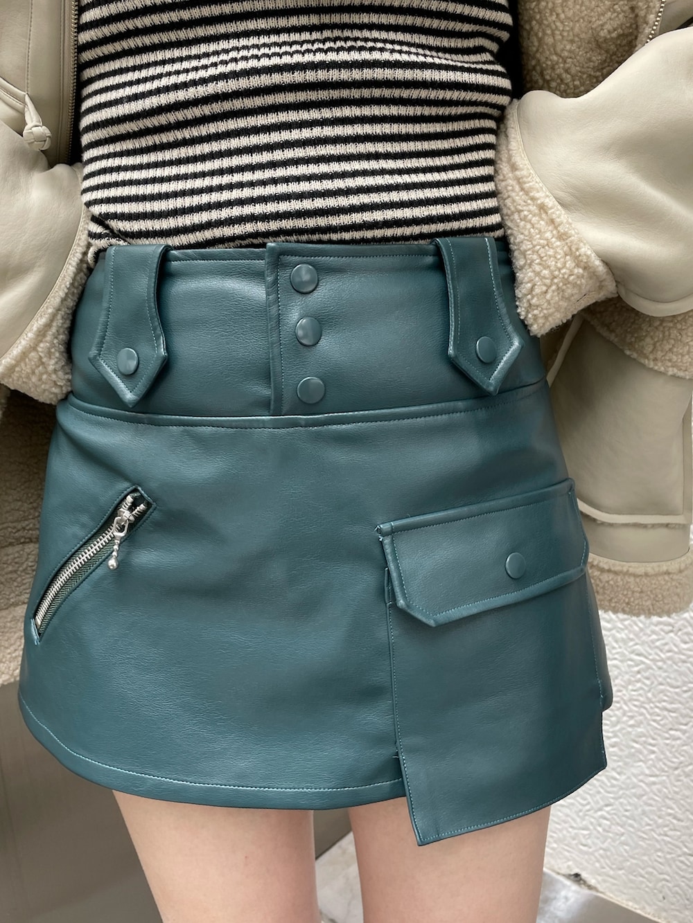 ブルー系のその他パンツ、ブラック系のブーツ、ホワイト系のムートンコートを着用したレディースの秋コーディネートの8枚目の写真