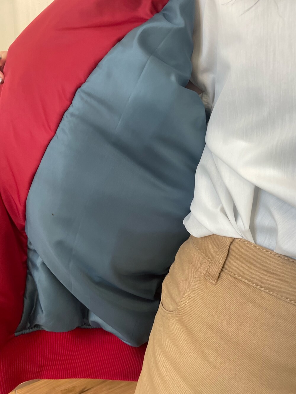 レッド系のMA-1、ホワイト系のシャツ/ブラウス、レッド系のネクタイを着用したレディースの秋コーディネートの8枚目の写真