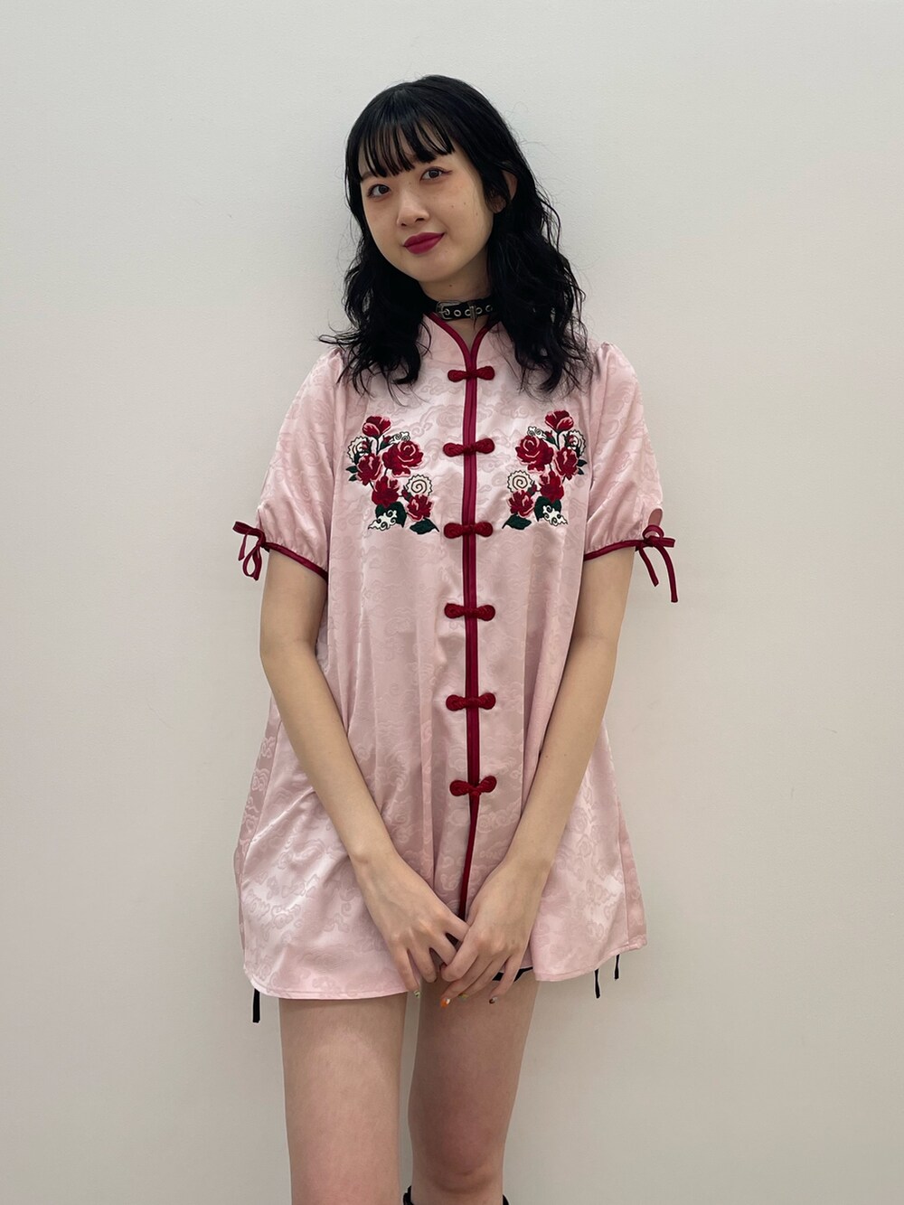 ピンク系のシャツ/ブラウス、ブラック系のブーツを着用したレディースの春コーディネートの4枚目の写真