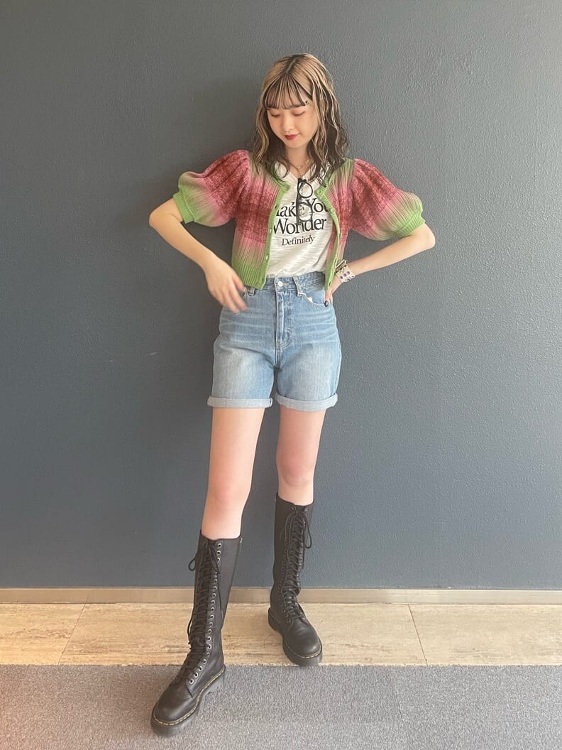 ブラック系のブーツ、ブルー系のデニムパンツ、ホワイト系のTシャツ/カットソーを着用したレディースの春コーディネートの2枚目の写真