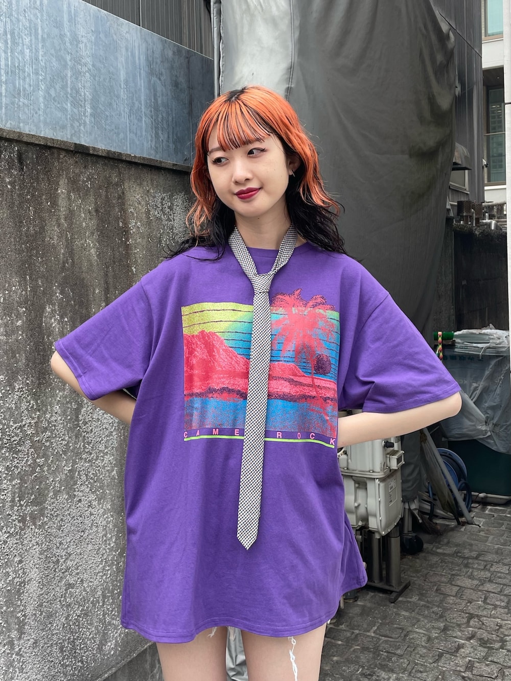 パープル系のTシャツ/カットソー、ブラウン系のネクタイ、ホワイト系のバングル/リストバンドを着用したレディースの夏コーディネートの4枚目の写真