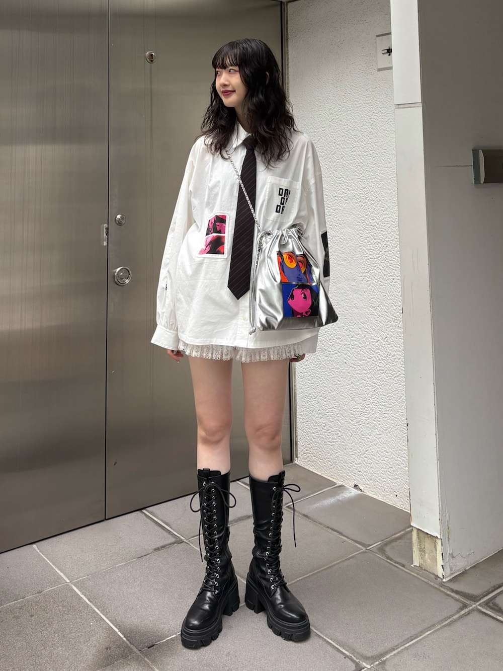 ホワイト系のシャツ/ブラウス、グレー系のネクタイ、シルバー系のトートバッグを着用したレディースの夏コーディネートの2枚目の写真