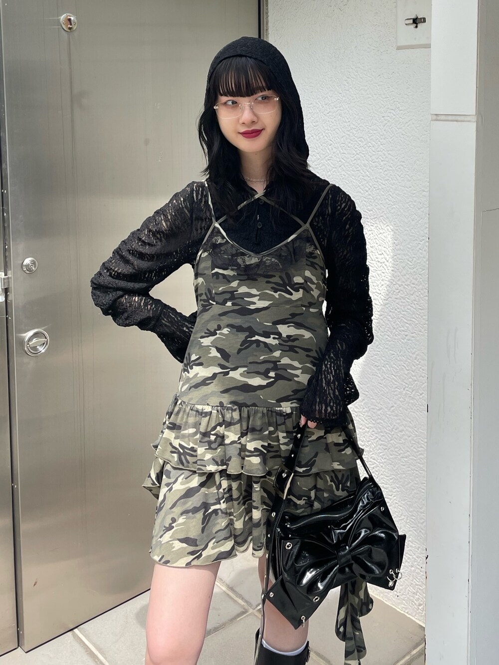 ベージュ系のワンピース、ブラック系のブーツ、ブラック系のTシャツ/カットソーを着用したレディースの春コーディネートの3枚目の写真