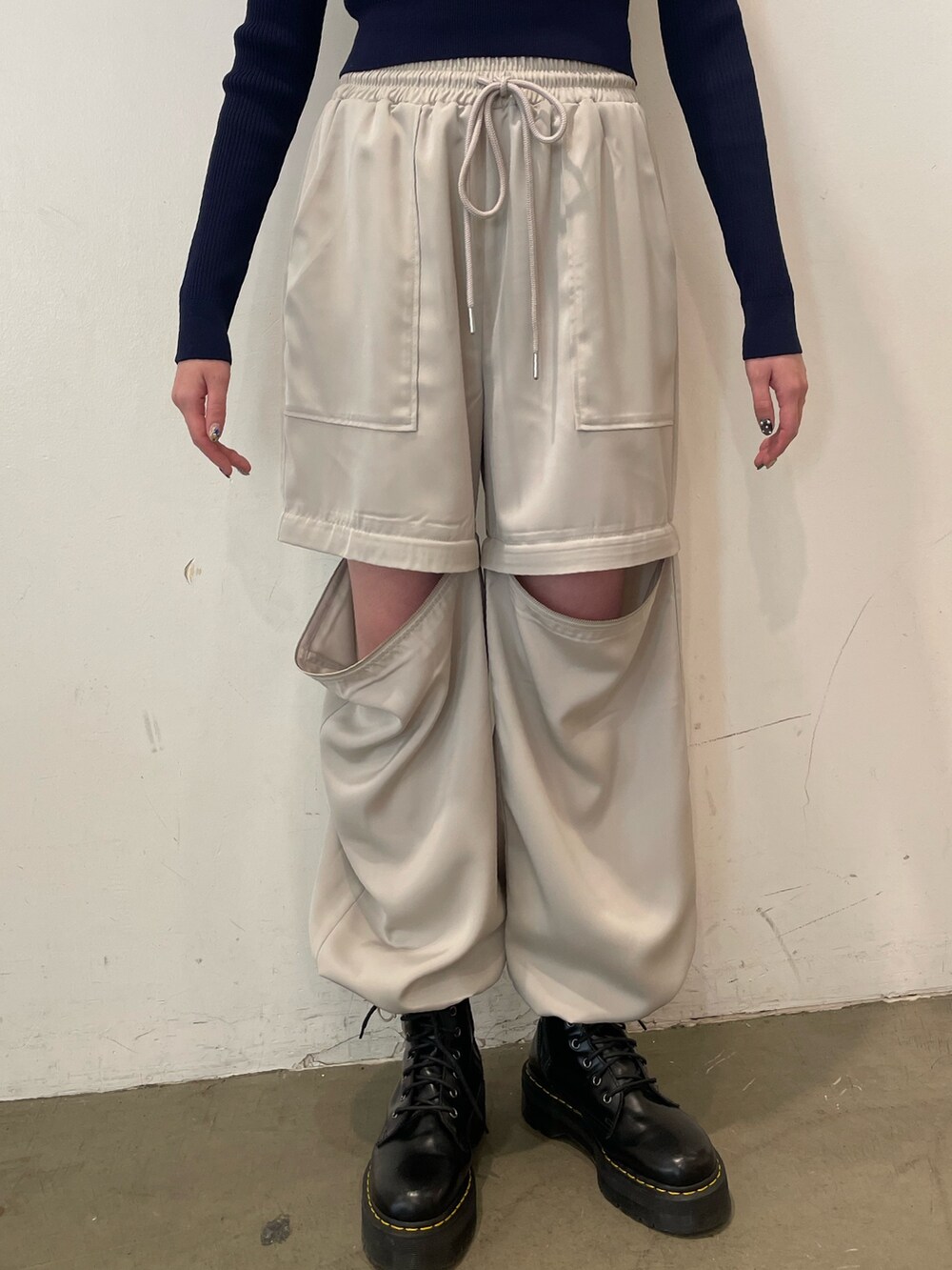 ホワイト系のその他パンツ、ブラック系のその他シューズ、ブルー系のニット/セーターを着用したレディースの春コーディネートの8枚目の写真