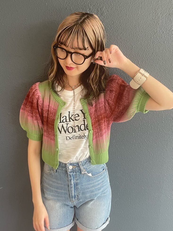 ブラック系のブーツ、ブルー系のデニムパンツ、ホワイト系のTシャツ/カットソーを着用したレディースの春コーディネートの5枚目の写真