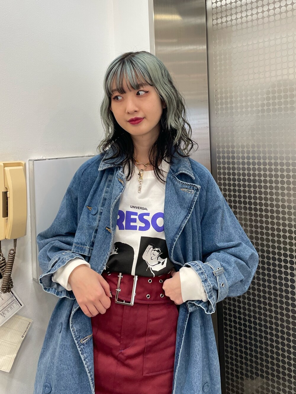 ブルー系のトレンチコート、ホワイト系のTシャツ/カットソー、レッド系のその他パンツを着用したレディースの冬コーディネートの4枚目の写真