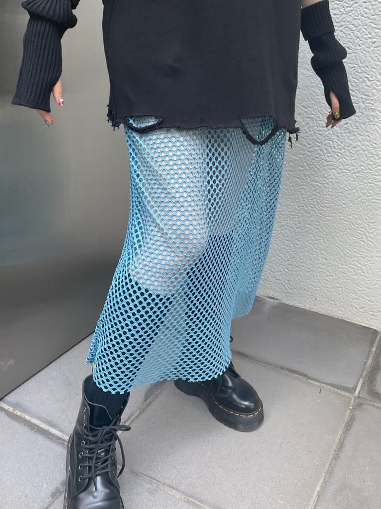 ブラック系のその他シューズ、ブラック系のバックパック/リュック、ブラック系のTシャツ/カットソーを着用したレディースの夏コーディネートの7枚目の写真