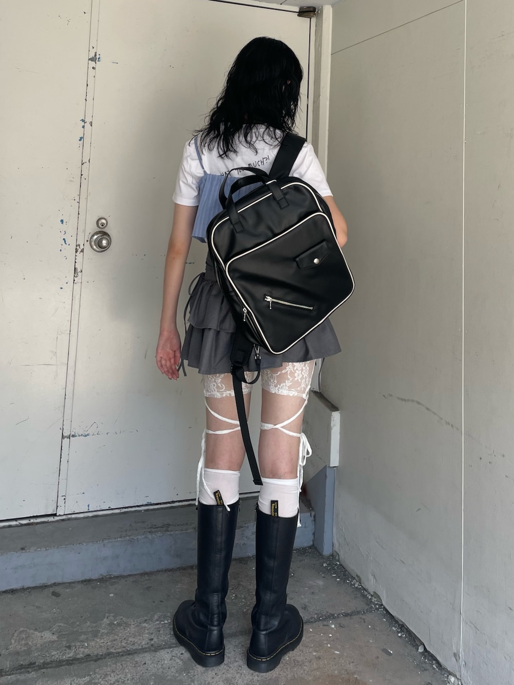 ホワイト系のTシャツ/カットソー、ブルー系のシャツワンピース、グレー系のスカートを着用したレディースの夏コーディネートの4枚目の写真