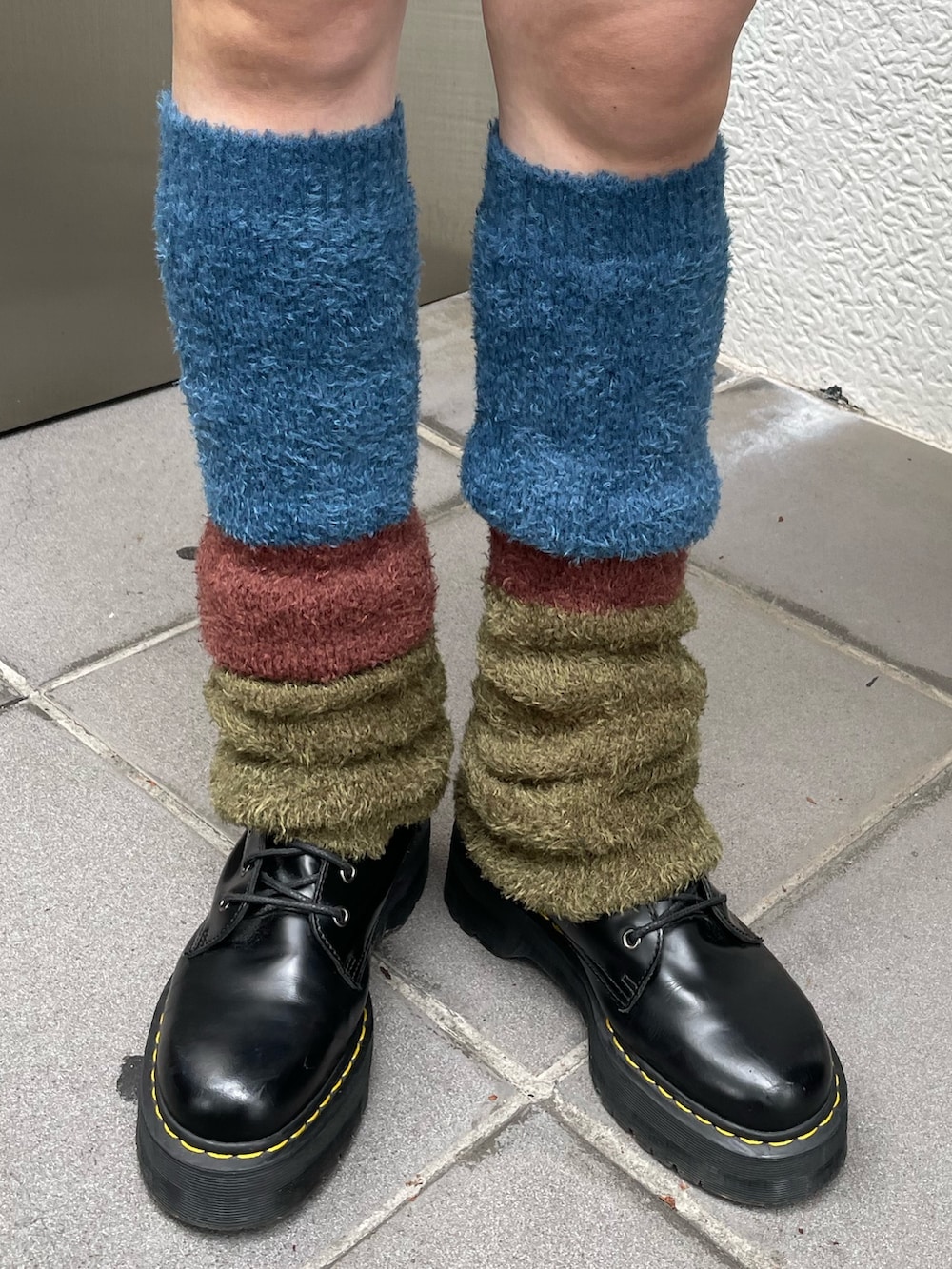 ブルー系のその他パンツ、ブラック系のブーツ、ホワイト系のムートンコートを着用したレディースの秋コーディネートの7枚目の写真