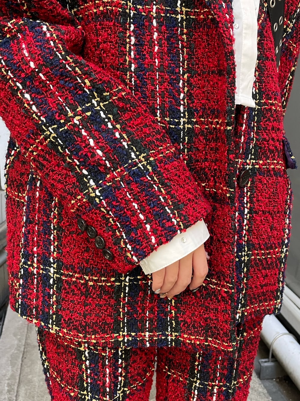 ホワイト系のシャツ/ブラウス、レッド系のテーラードジャケット、ブラック系のボストンバッグを着用したレディースの秋コーディネートの6枚目の写真