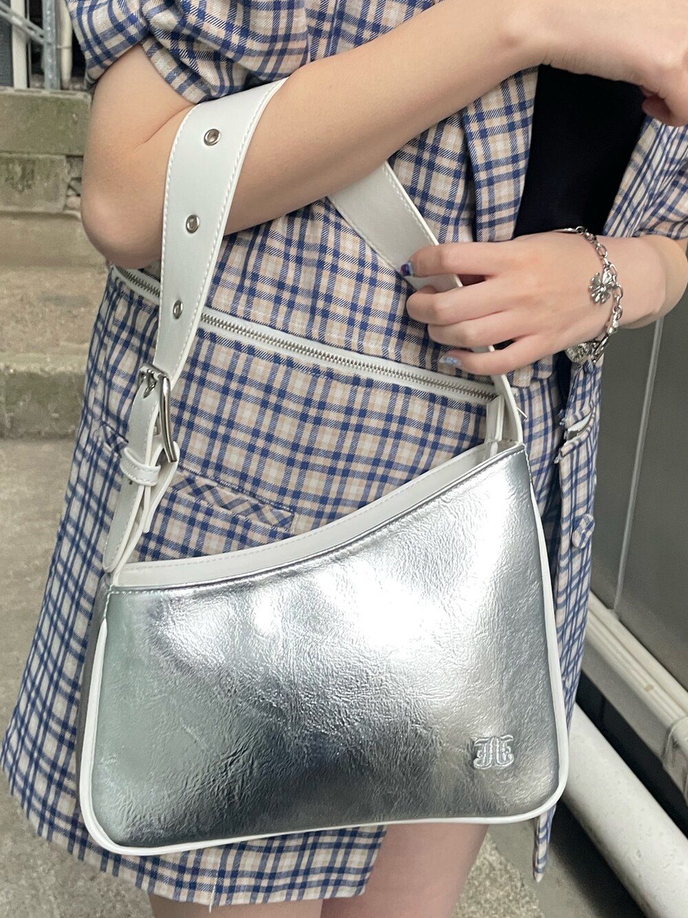 ブルー系のその他パンツ、ブルー系のテーラードジャケット、ブラック系のTシャツ/カットソーを着用したレディースの春コーディネートの8枚目の写真