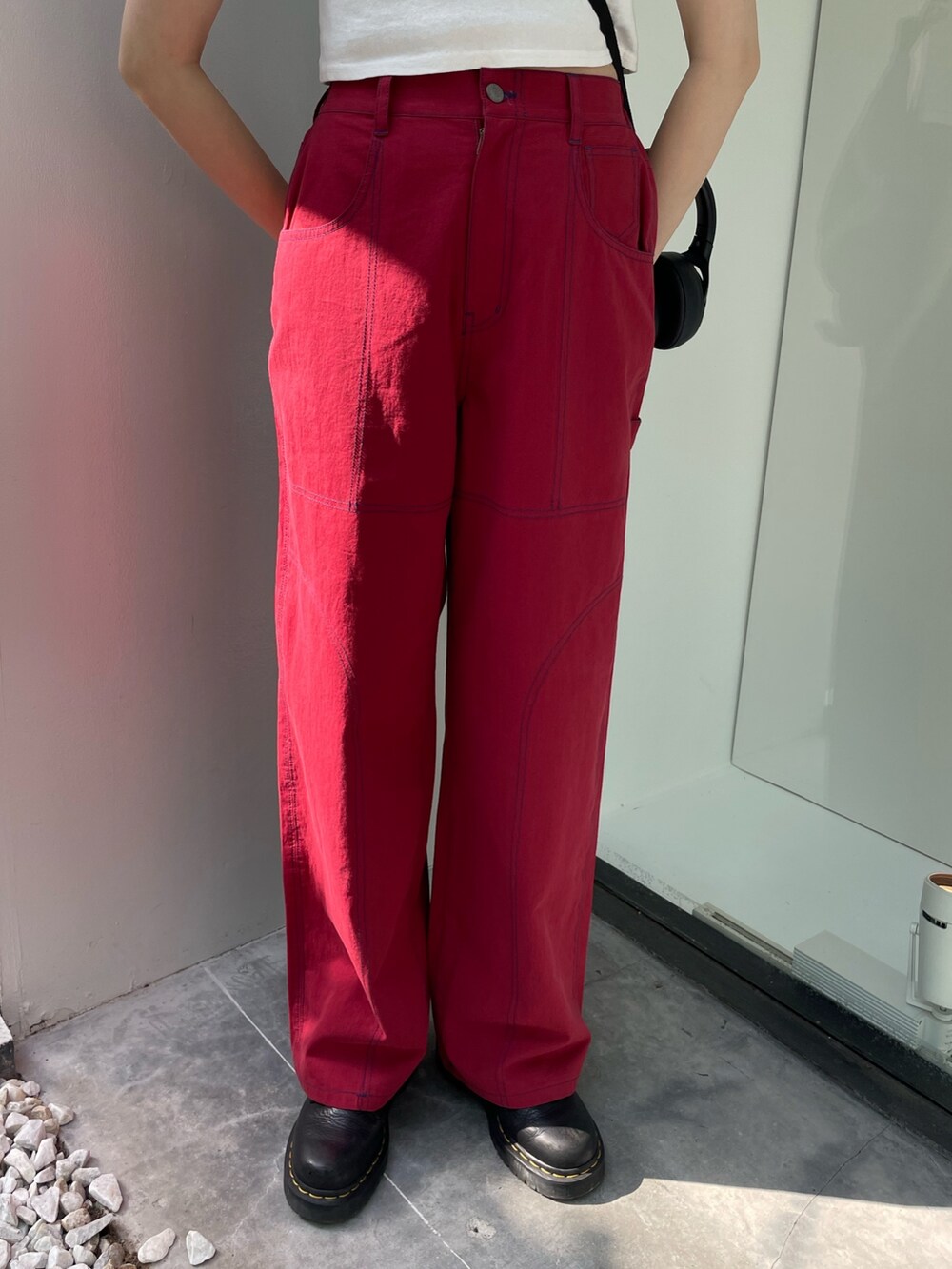 レッド系のその他パンツ、ホワイト系のTシャツ/カットソー、レッド系のサングラスを着用したレディースの春コーディネートの7枚目の写真