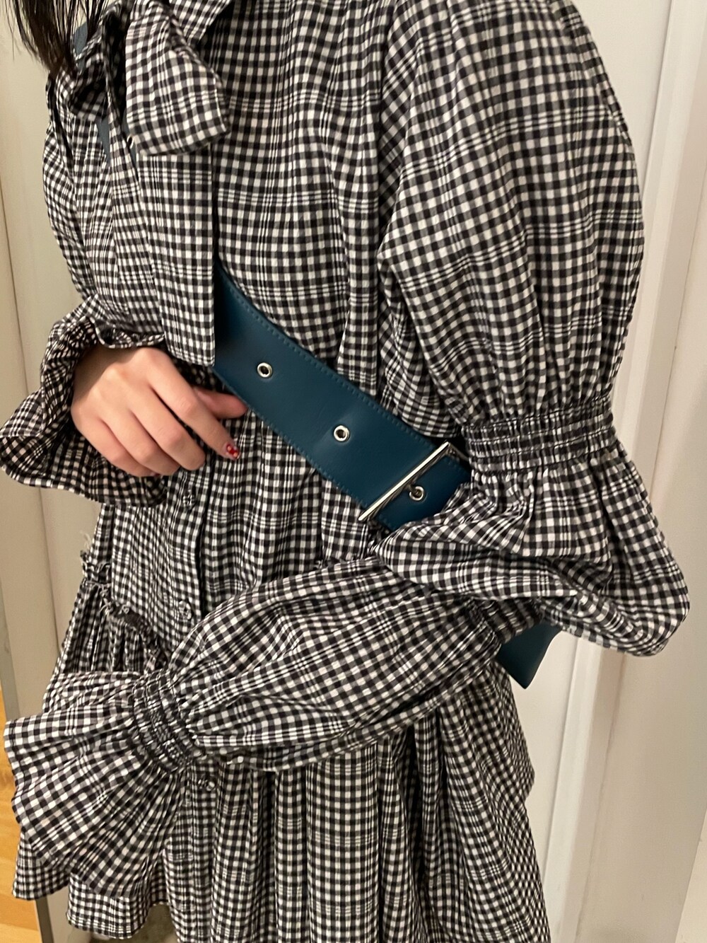 その他のシャツ/ブラウス、ブルー系のメッセンジャーバッグ、ブラック系のブーツを着用したレディースの冬コーディネートの6枚目の写真