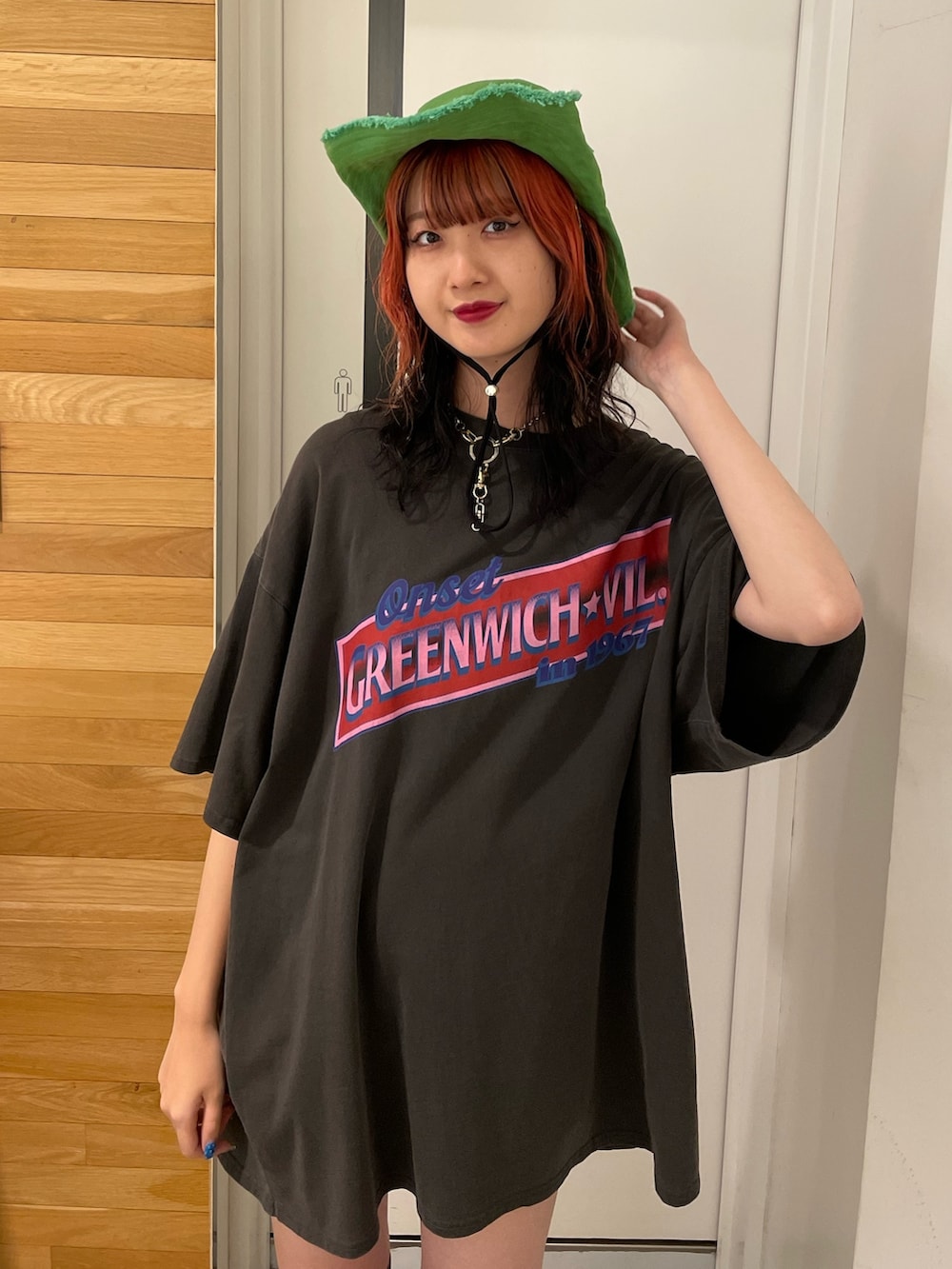 ブラック系のTシャツ/カットソー、ブラック系のデニムパンツ、ブラック系のその他シューズを着用したレディースの春コーディネートの4枚目の写真