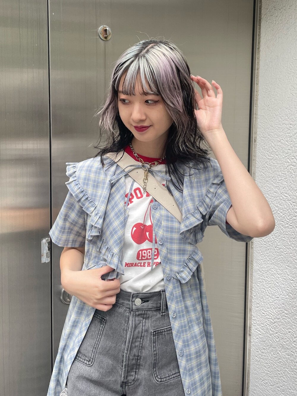 ブルー系のワンピース、ブラック系のデニムパンツ、ホワイト系のショルダーバッグを着用したレディースの春コーディネートの4枚目の写真