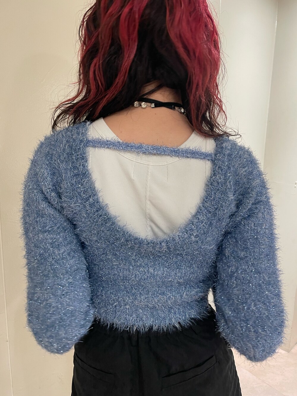 ブルー系のニット/セーター、ホワイト系のタンクトップ、ブラック系のスカートを着用したレディースの冬コーディネートの7枚目の写真