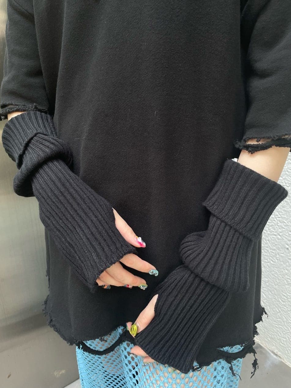 ブラック系のその他シューズ、ブラック系のバックパック/リュック、ブラック系のTシャツ/カットソーを着用したレディースの夏コーディネートの8枚目の写真