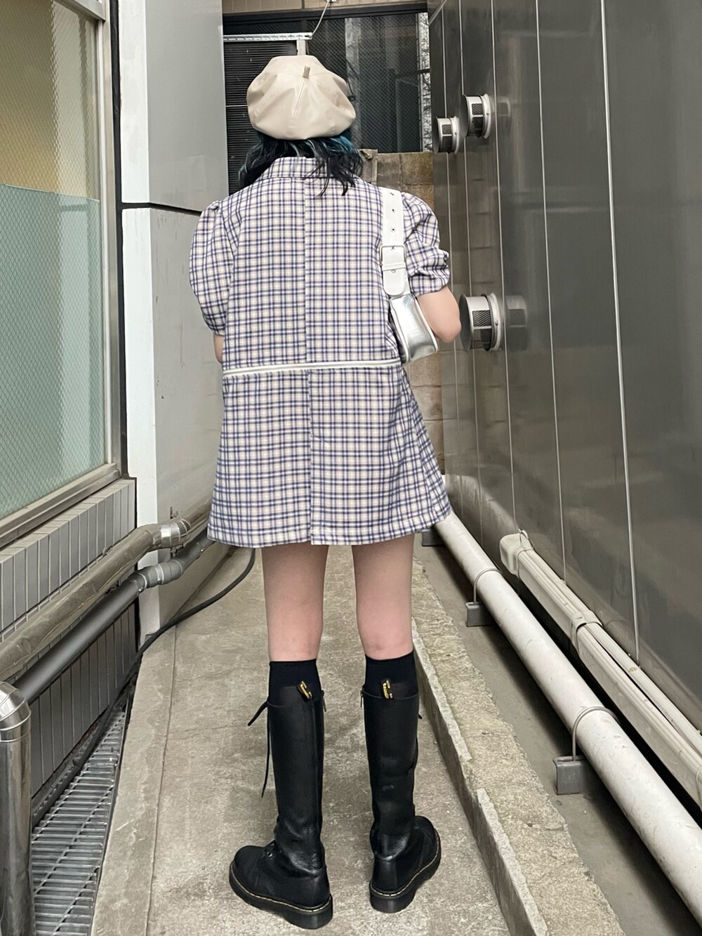 ブルー系のその他パンツ、ブルー系のテーラードジャケット、ブラック系のTシャツ/カットソーを着用したレディースの春コーディネートの3枚目の写真