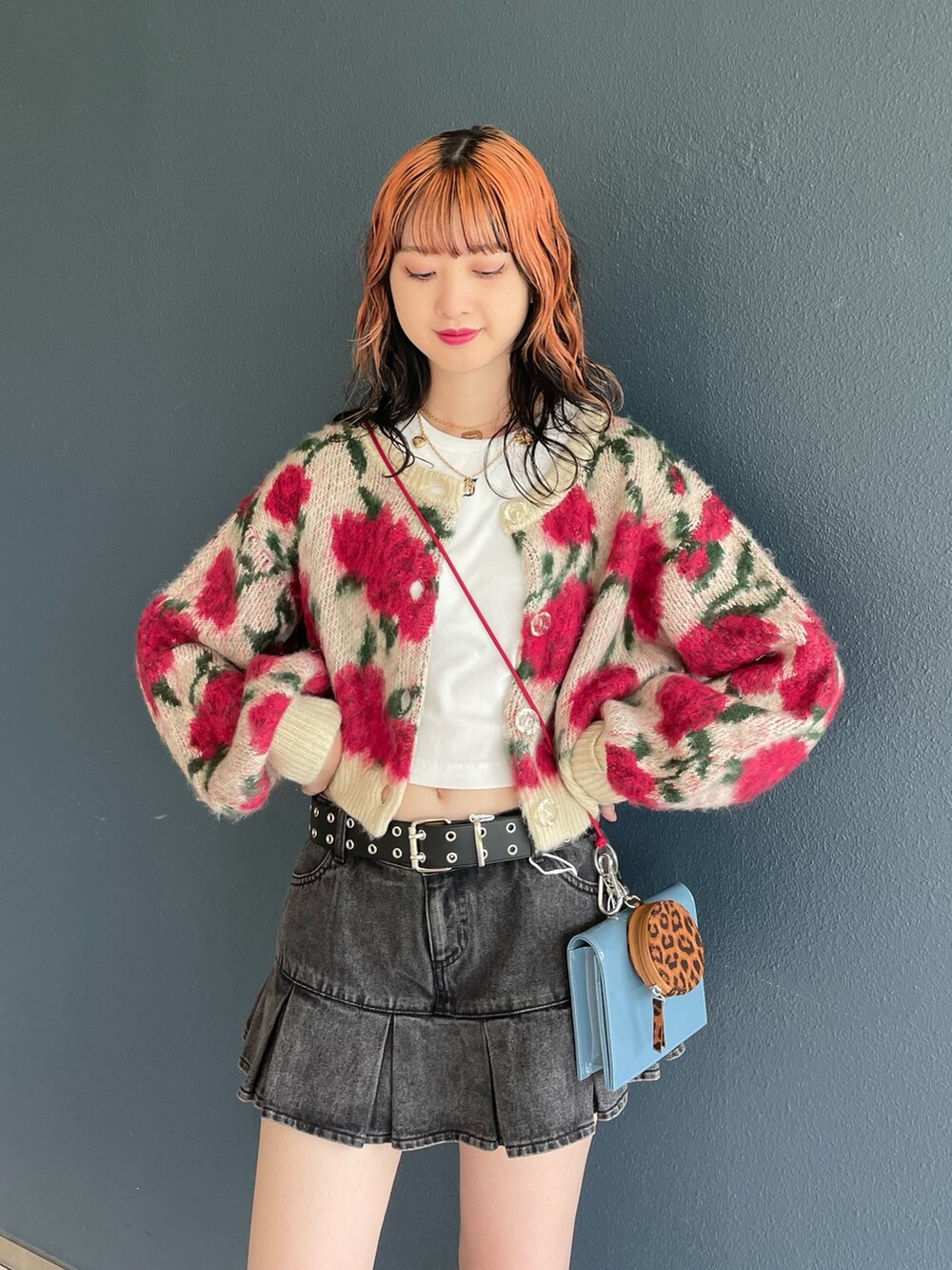 ホワイト系のカーディガン/ボレロ、ホワイト系のタンクトップ、ブラック系のデニムパンツを着用したレディースの夏コーディネートの4枚目の写真