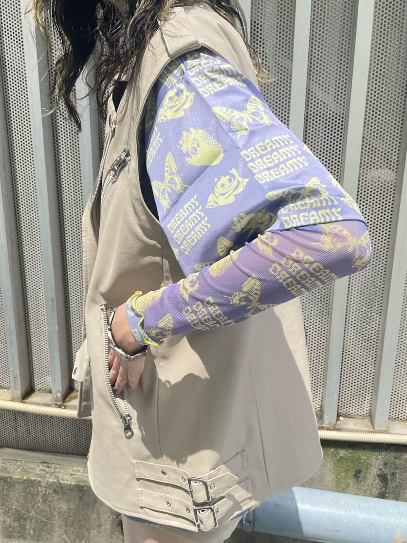 ブラック系のブーツ、パープル系のシャツ/ブラウス、パープル系のその他トップスを着用したレディースの夏コーディネートの9枚目の写真