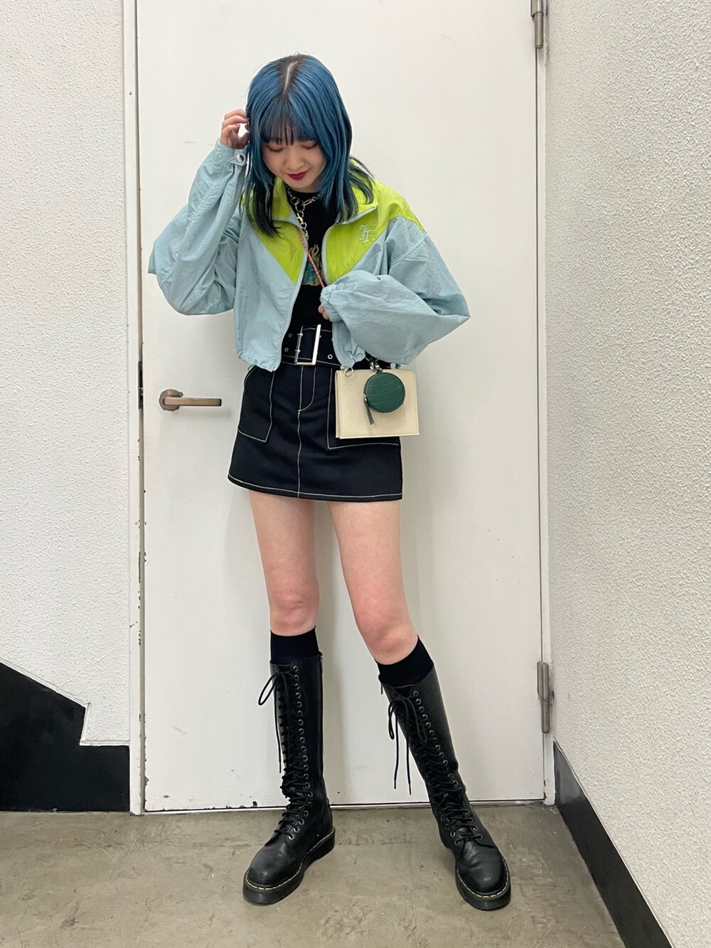 ブルー系のブルゾン、ブラック系のTシャツ/カットソー、ブラック系のその他パンツを着用したレディースの冬コーディネートの2枚目の写真