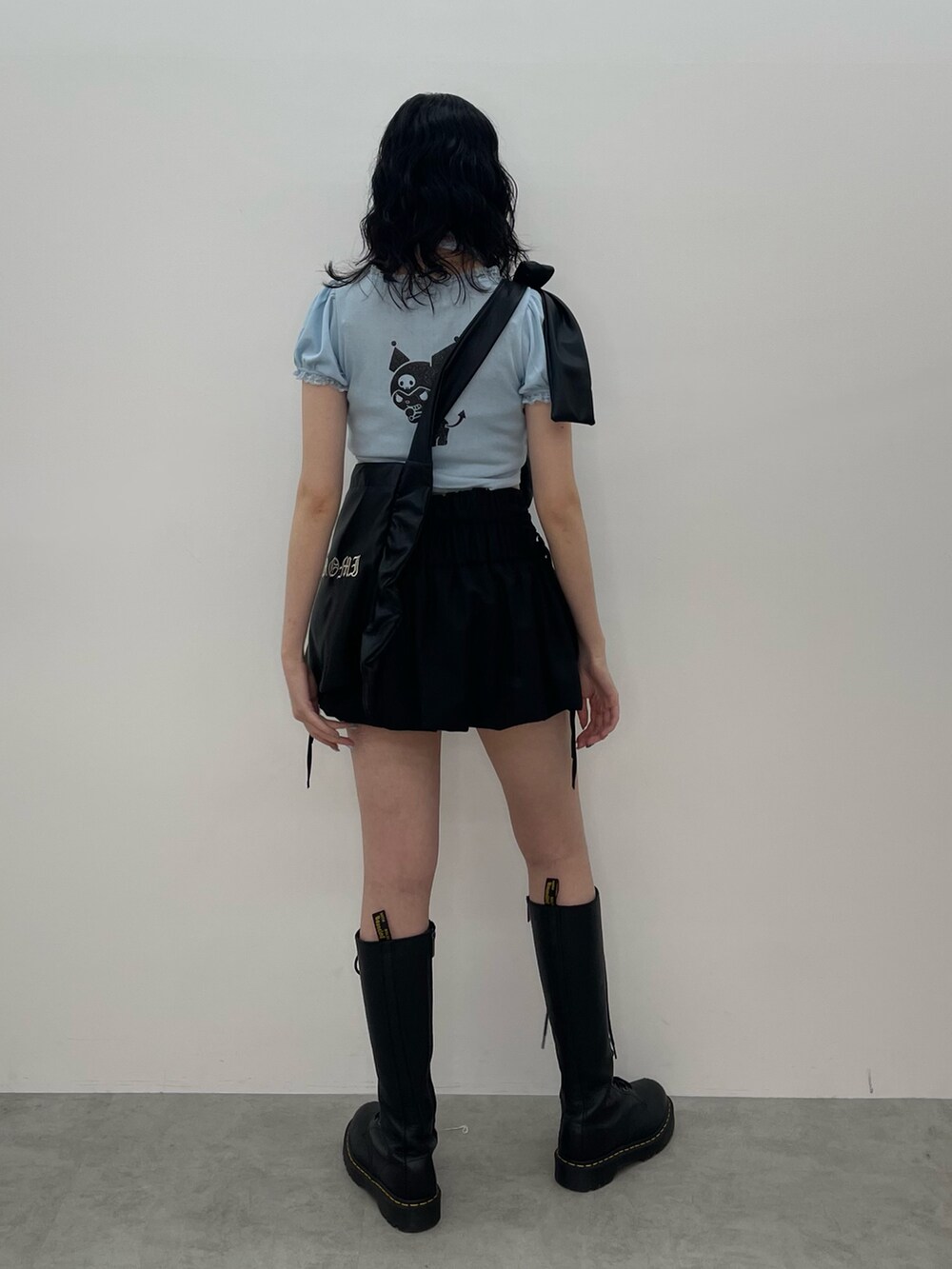 ブルー系のTシャツ/カットソー、ブラック系のトートバッグ、ブラック系のスカートを着用したレディースの春コーディネートの3枚目の写真