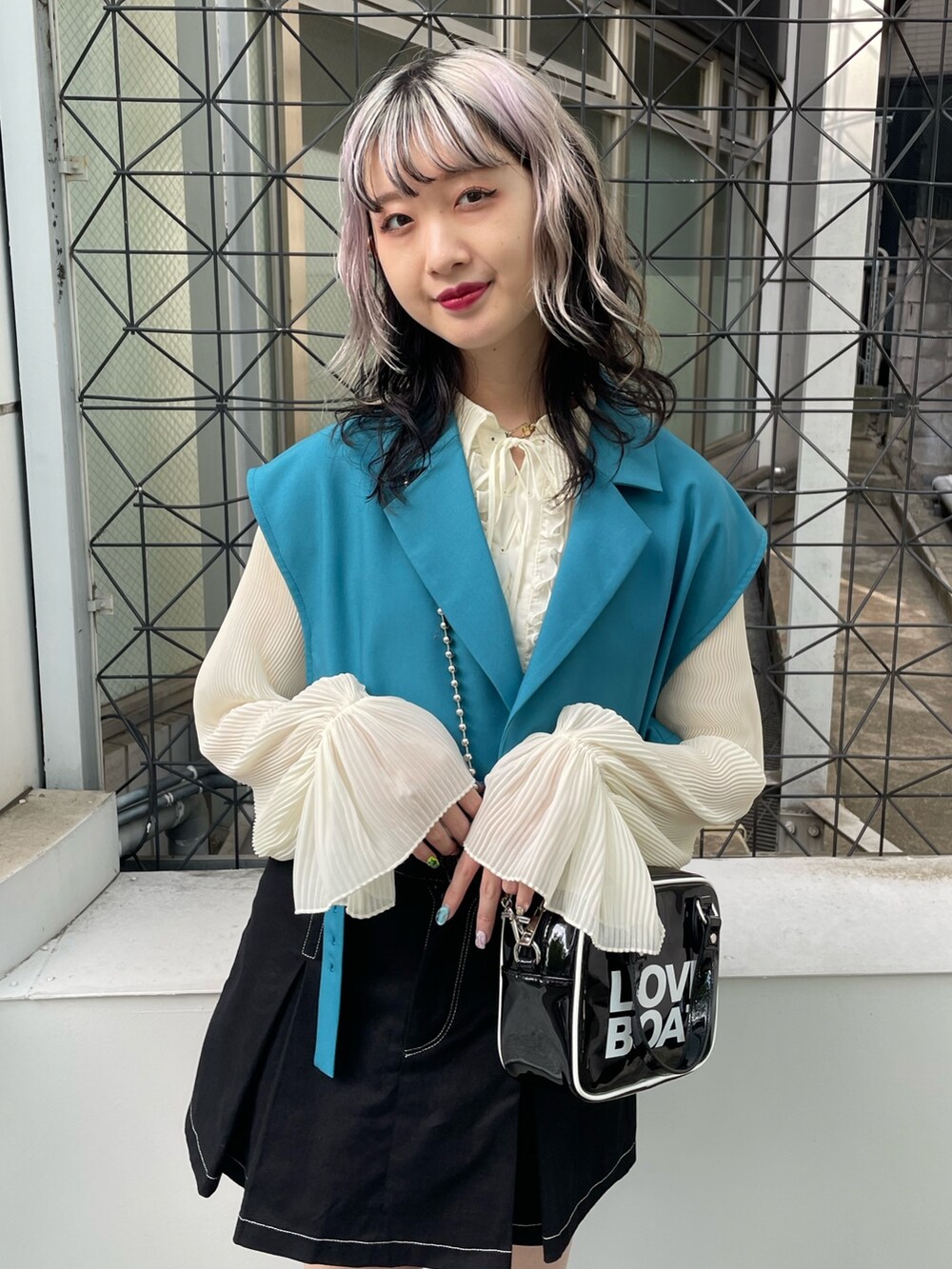 ホワイト系のシャツ/ブラウス、ブルー系のテーラードジャケット、ブラック系のその他パンツを着用したレディースの春コーディネートの4枚目の写真