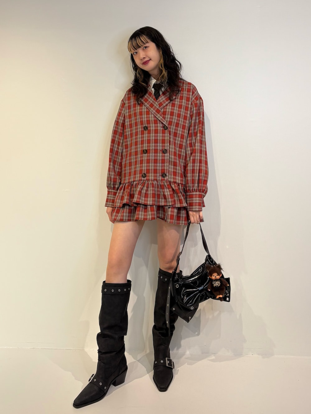 ホワイト系のシャツ/ブラウス、ブラック系のネクタイ、レッド系のワンピースを着用したレディースの冬コーディネートの2枚目の写真