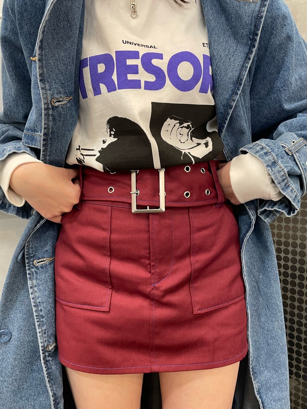 ブルー系のトレンチコート、ホワイト系のTシャツ/カットソー、レッド系のその他パンツを着用したレディースの冬コーディネートの7枚目の写真