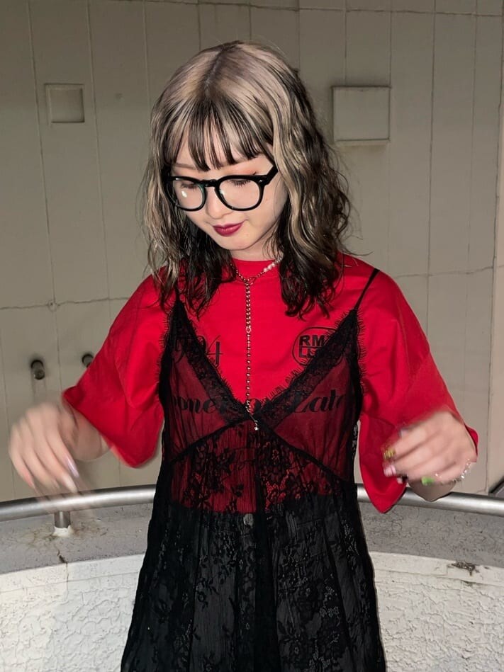 ブラック系のブーツ、ブラック系のデニムパンツ、ブラック系のワンピースを着用したレディースの春コーディネートの4枚目の写真