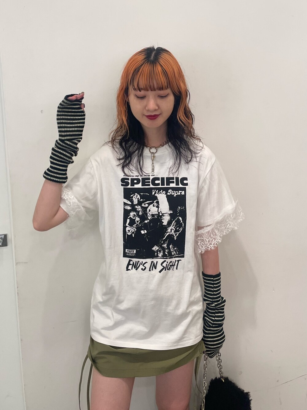 ホワイト系のTシャツ/カットソー、ブラック系のハンドバッグ、ブラック系のブーツを着用したレディースの夏コーディネートの4枚目の写真