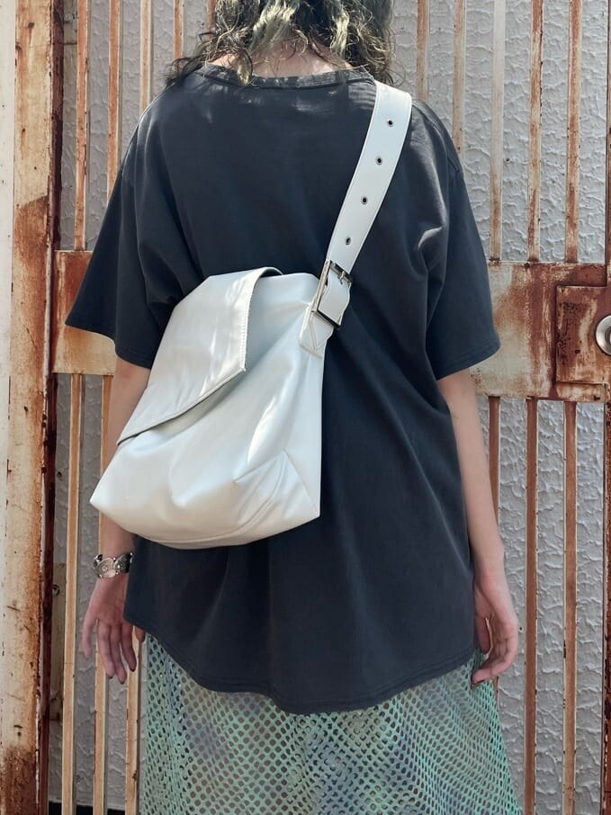 ブラック系のブーツ、ブラック系のTシャツ/カットソー、グリーン系のワンピースを着用したレディースの夏コーディネートの8枚目の写真