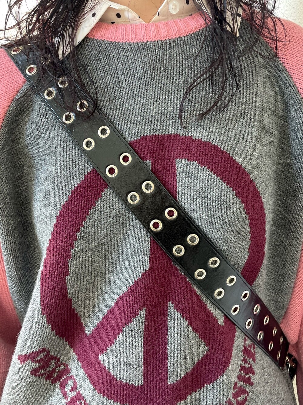 グレー系のニット/セーター、ホワイト系のシャツ/ブラウス、ブルー系のワンピースを着用したレディースの秋コーディネートの5枚目の写真