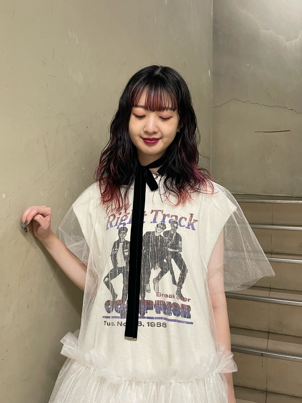 ホワイト系のTシャツ/カットソー、ホワイト系のワンピース、シルバー系のハンドバッグを着用したレディースの夏コーディネートの4枚目の写真