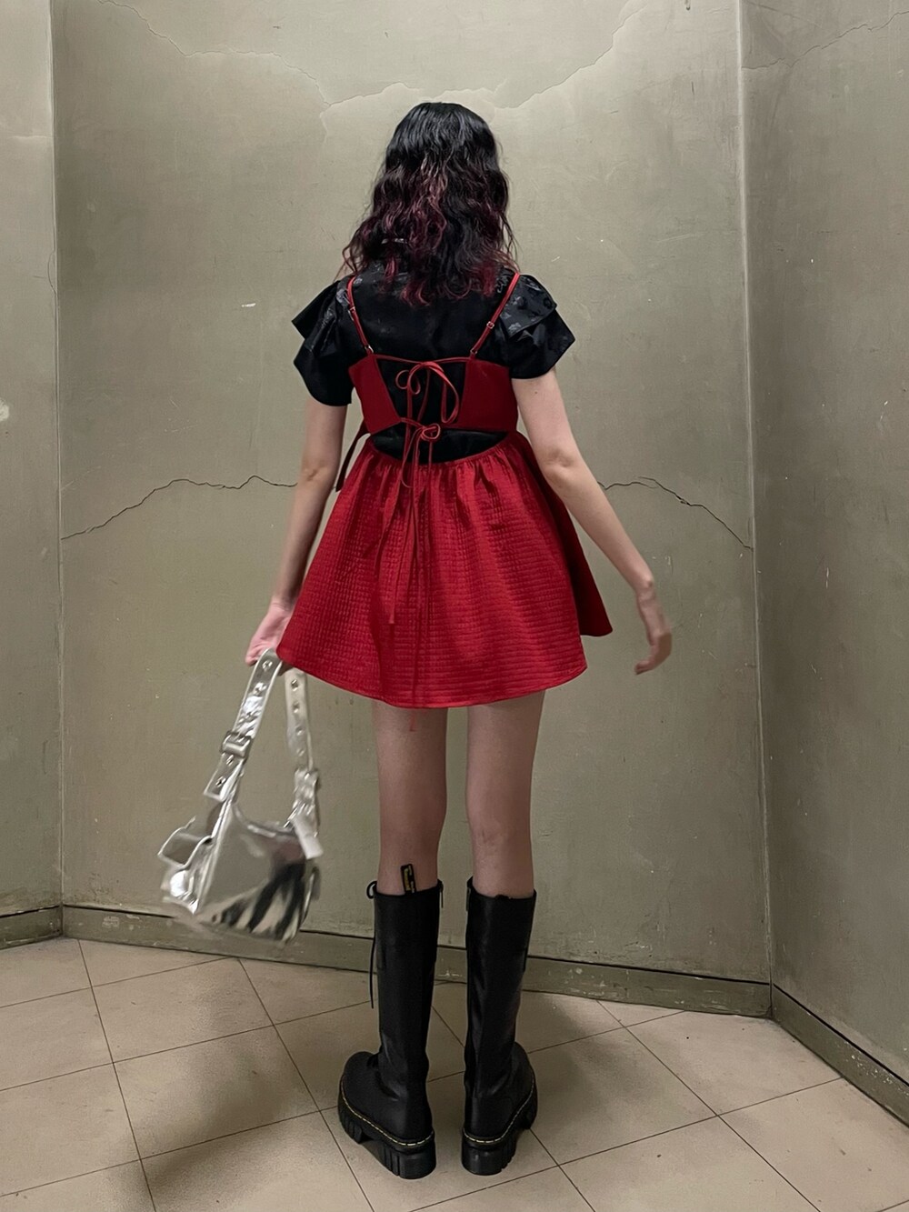 レッド系のキャミソール、ブラック系のシャツ/ブラウス、シルバー系のハンドバッグを着用したレディースの夏コーディネートの3枚目の写真