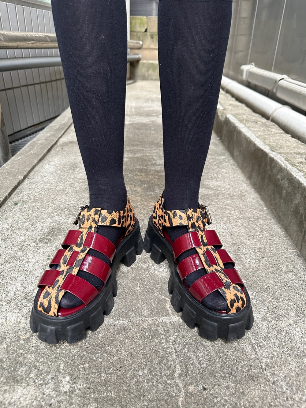 レッド系のTシャツ/カットソー、グリーン系のスカート、ベージュ系のその他パンツを着用したレディースの春コーディネートの9枚目の写真