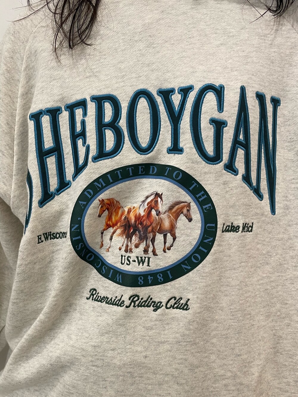 グレー系のスウェット、グリーン系のスカート、グリーン系のボストンバッグを着用したレディースの夏コーディネートの6枚目の写真