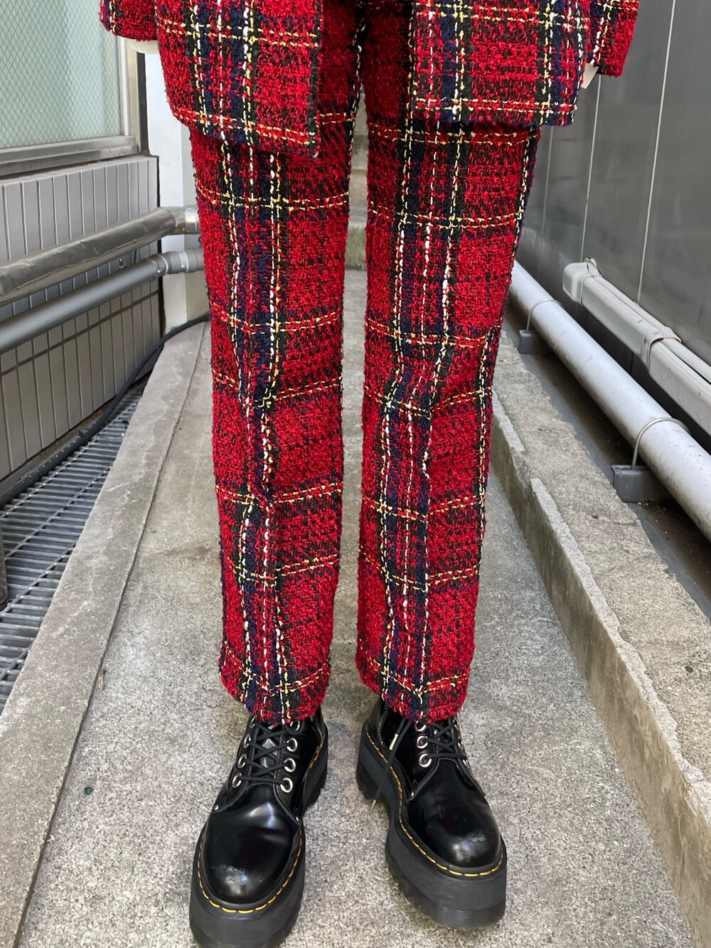 ホワイト系のシャツ/ブラウス、レッド系のテーラードジャケット、ブラック系のボストンバッグを着用したレディースの秋コーディネートの8枚目の写真