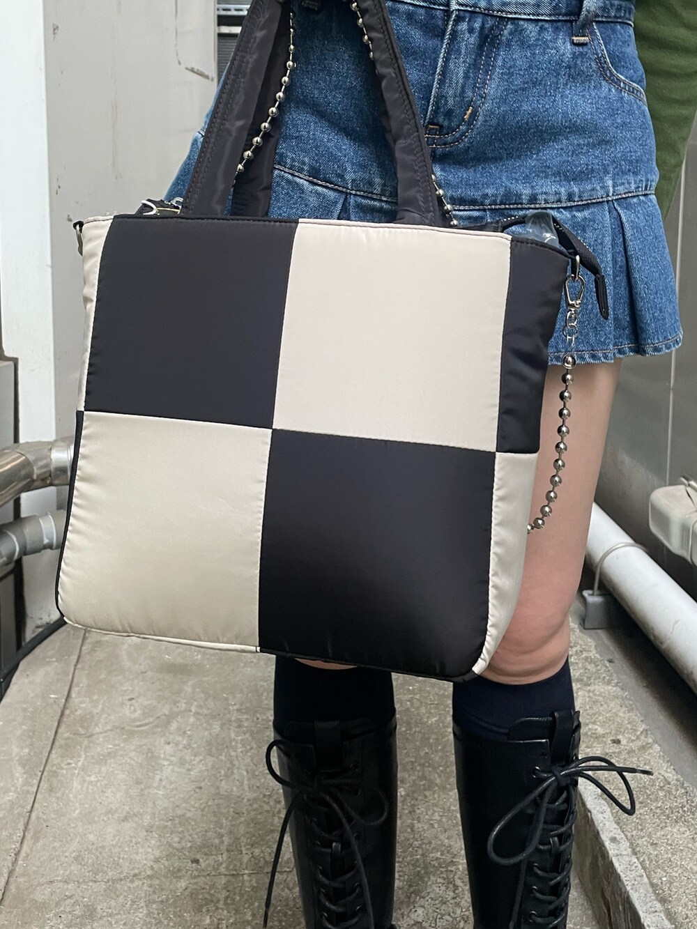 ブルー系のデニムパンツ、グリーン系のTシャツ/カットソー、ホワイト系のトートバッグを着用したレディースの秋コーディネートの7枚目の写真