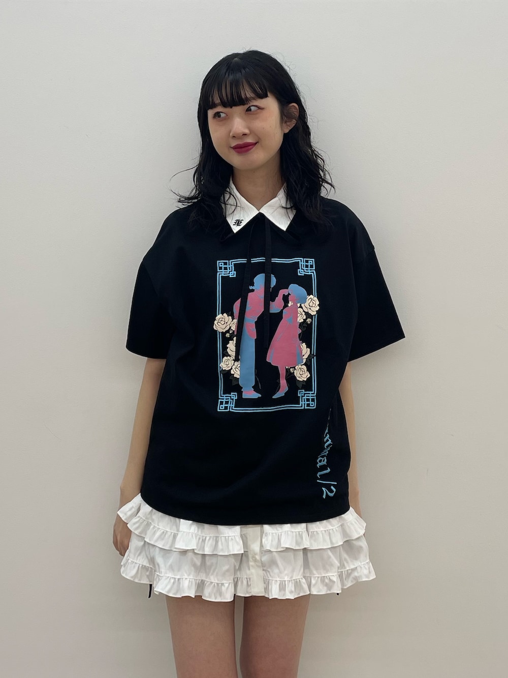 ブラック系のTシャツ/カットソー、ホワイト系のワンピース、ブラック系のブーツを着用したレディースの春コーディネートの4枚目の写真