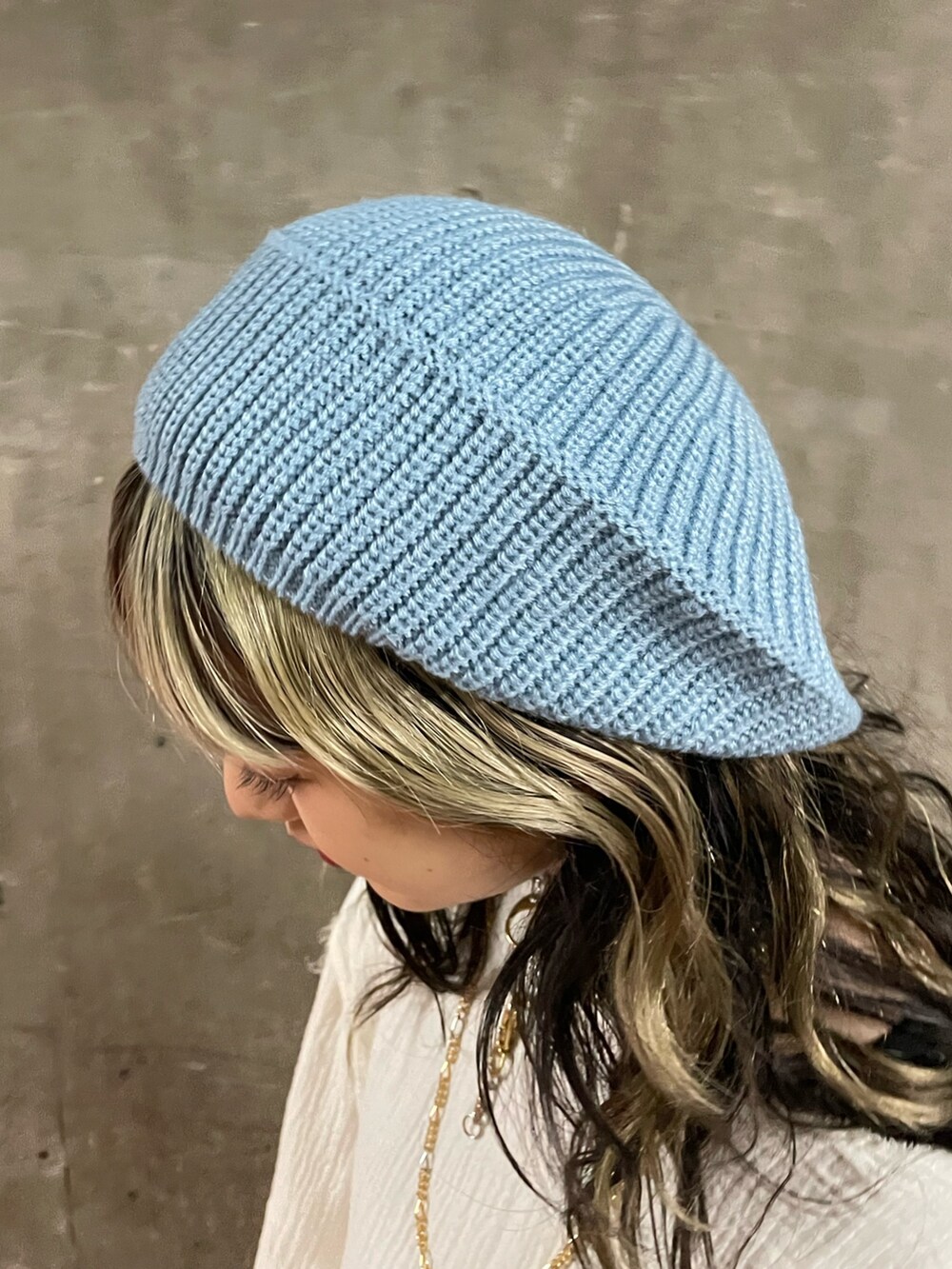 ピンク系のスカート、ホワイト系のシャツ/ブラウス、ブラック系のブーツを着用したレディースの冬コーディネートの8枚目の写真