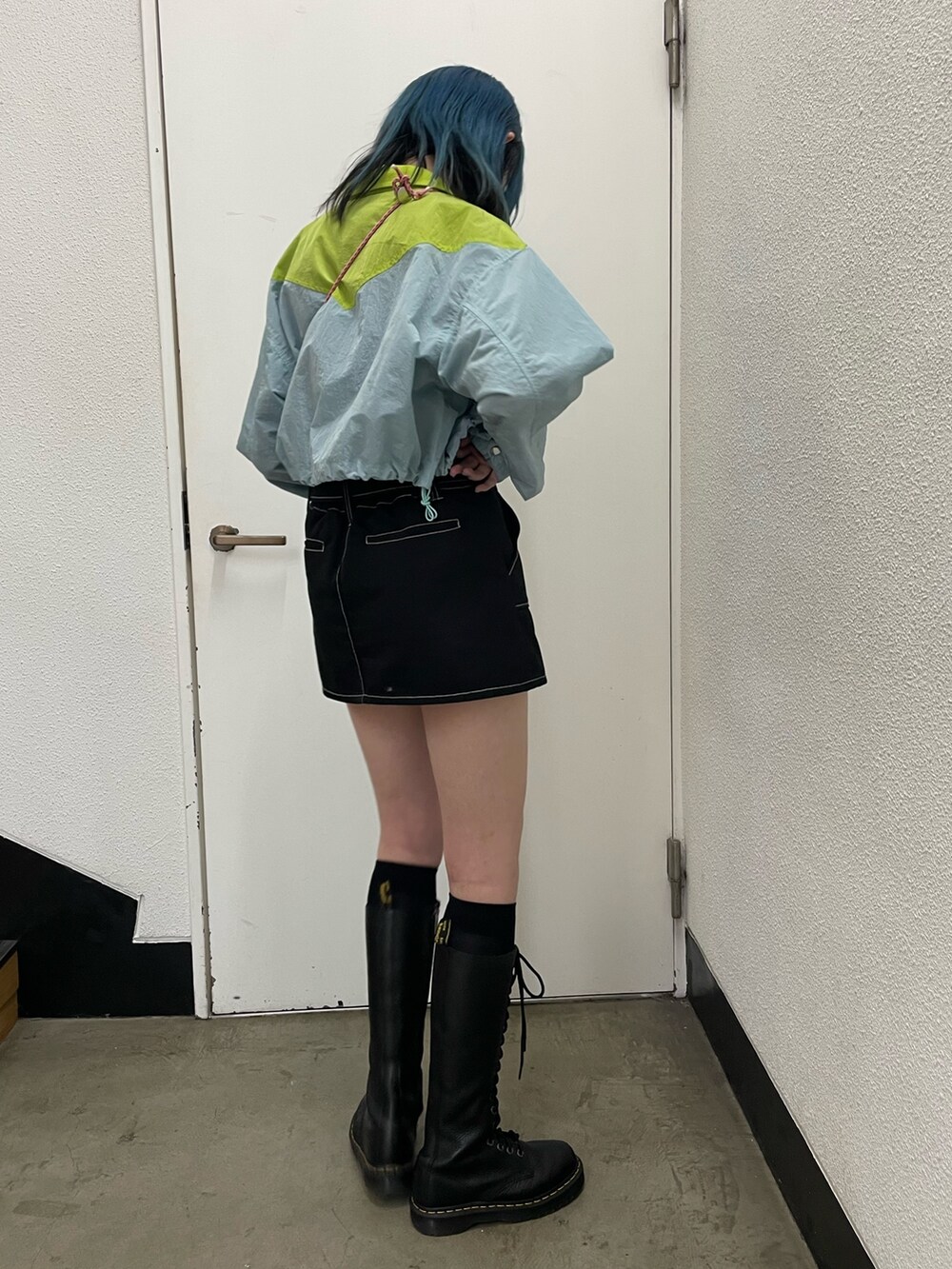 ブルー系のブルゾン、ブラック系のTシャツ/カットソー、ブラック系のその他パンツを着用したレディースの冬コーディネートの3枚目の写真