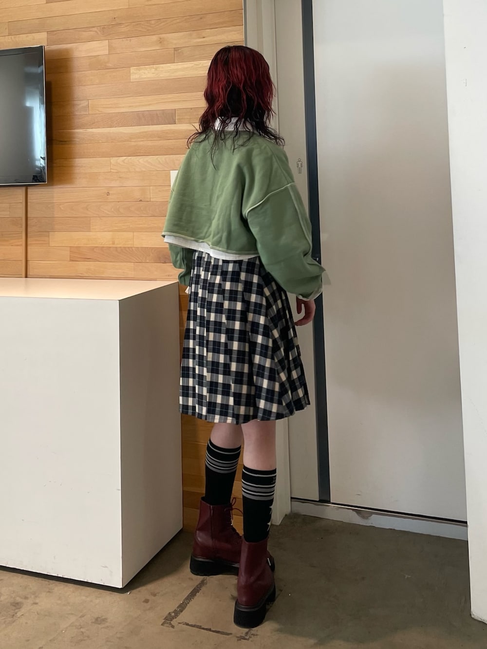 ホワイト系のシャツ/ブラウス、グリーン系のスウェット、その他のスカートを着用したレディースの冬コーディネートの3枚目の写真