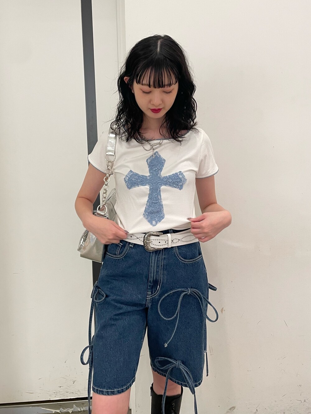 ホワイト系のTシャツ/カットソー、シルバー系のハンドバッグ、ブルー系のデニムパンツを着用したレディースの春コーディネートの4枚目の写真