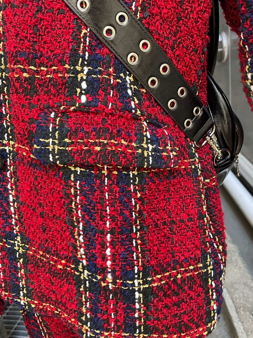 ホワイト系のシャツ/ブラウス、レッド系のテーラードジャケット、ブラック系のボストンバッグを着用したレディースの秋コーディネートの7枚目の写真