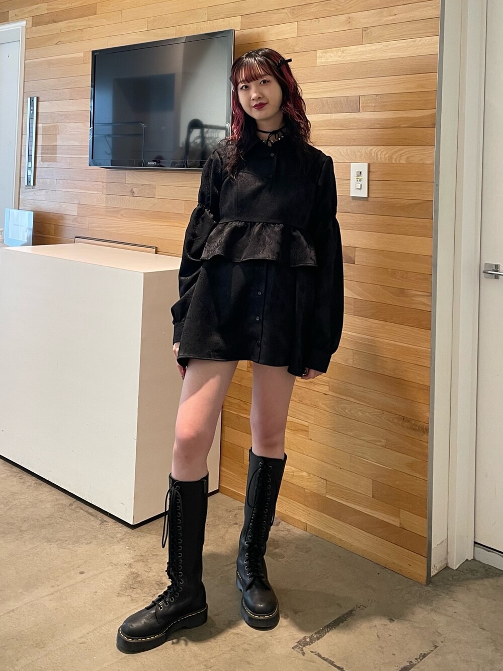 ブラック系のシャツ/ブラウス、ブラック系のブーツ、ブラック系のネックレスを着用したレディースの冬コーディネートの2枚目の写真