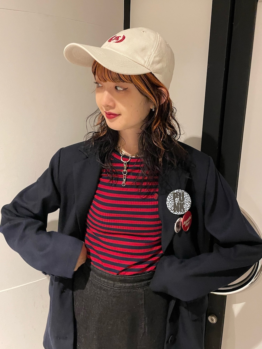 ベージュ系のブーツ、ブラック系のデニムパンツ、レッド系のTシャツ/カットソーを着用したレディースの夏コーディネートの4枚目の写真