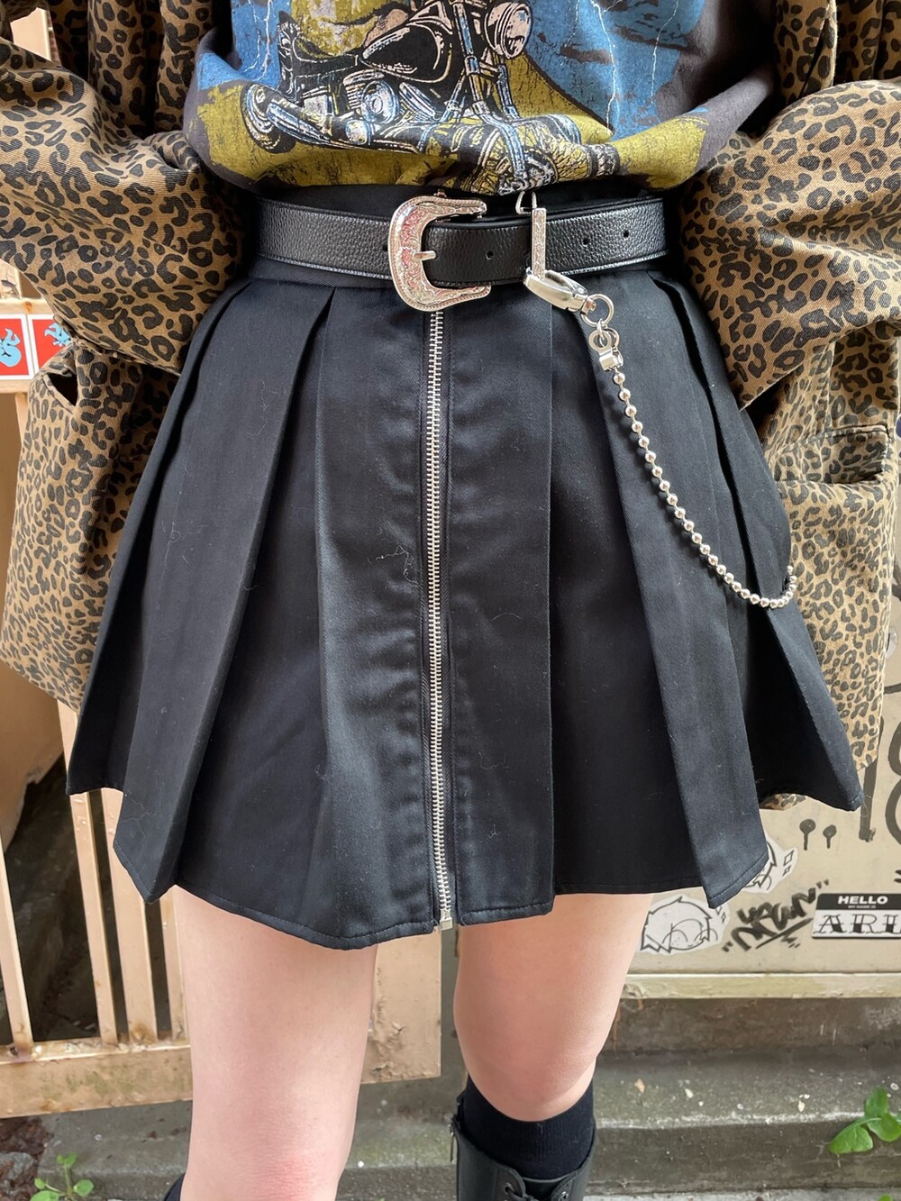 ブラック系のTシャツ/カットソー、ブラック系のブーツ、ブラウン系のテーラードジャケットを着用したレディースの冬コーディネートの8枚目の写真