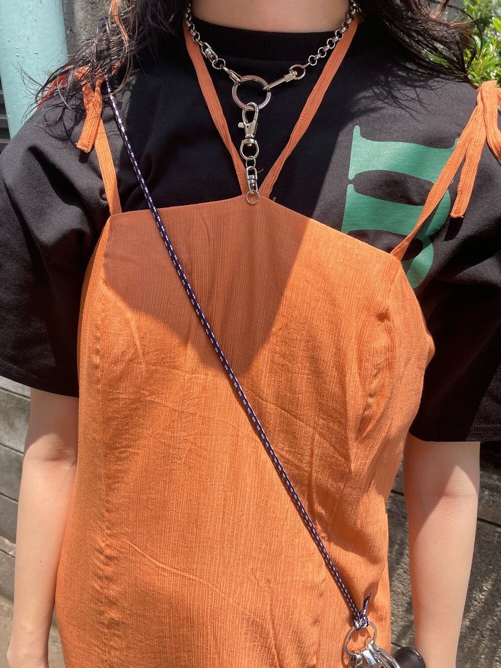 ブラック系のTシャツ/カットソー、オレンジ系のワンピース、ブラック系のショルダーバッグを着用したレディースの夏コーディネートの5枚目の写真