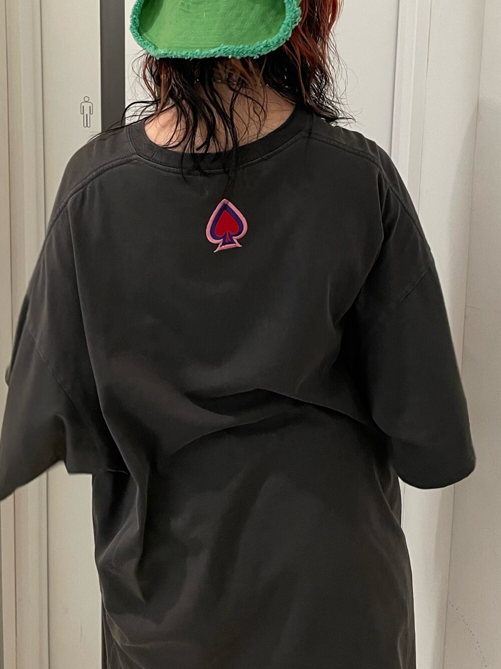 ブラック系のTシャツ/カットソー、ブラック系のデニムパンツ、ブラック系のその他シューズを着用したレディースの春コーディネートの8枚目の写真